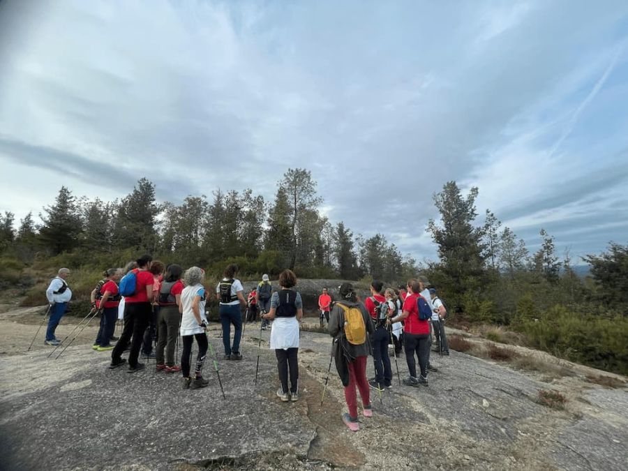 Asistentes escuchando explicaciones de Xavi Madina